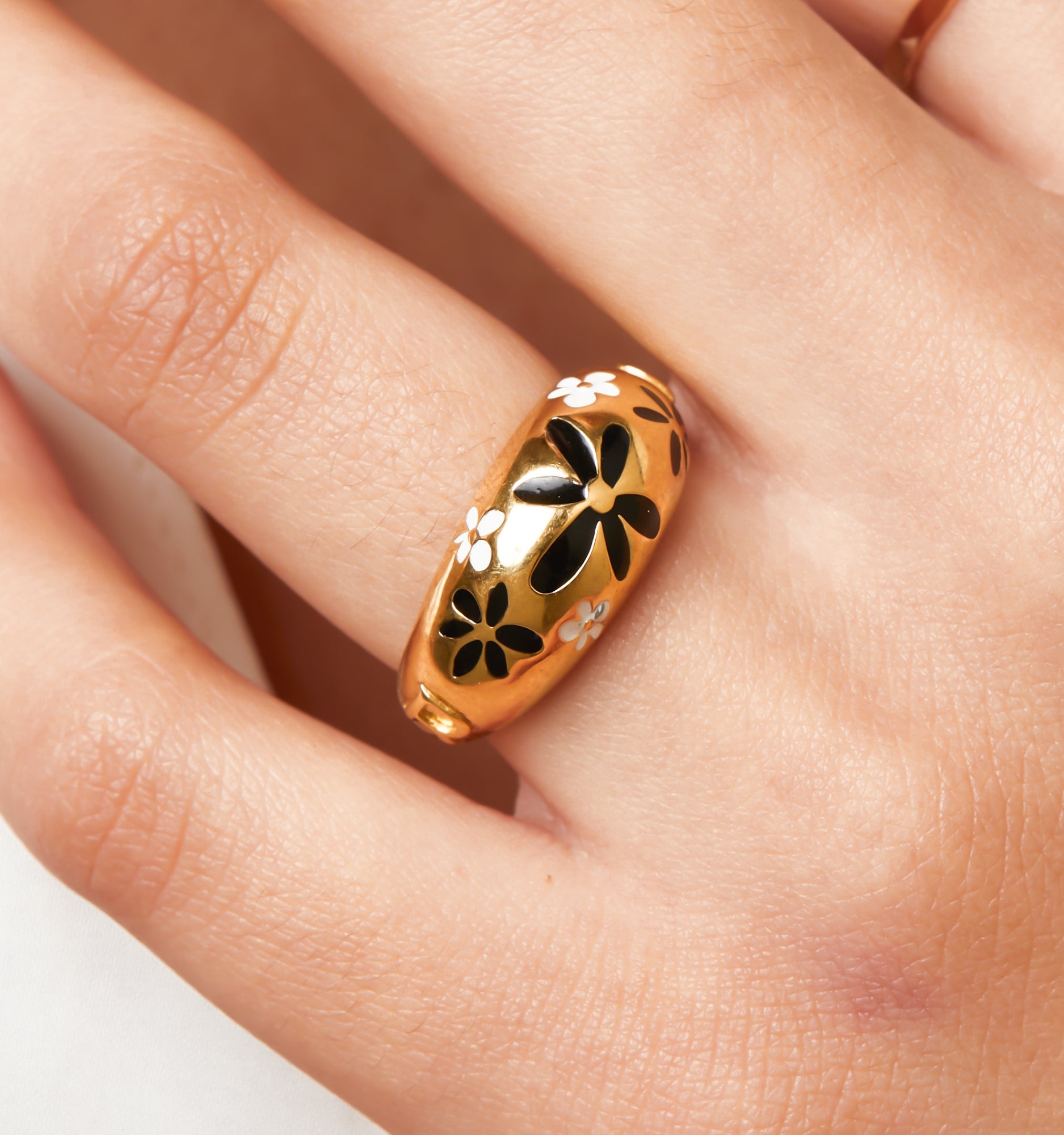 Flower Ring - Black And White