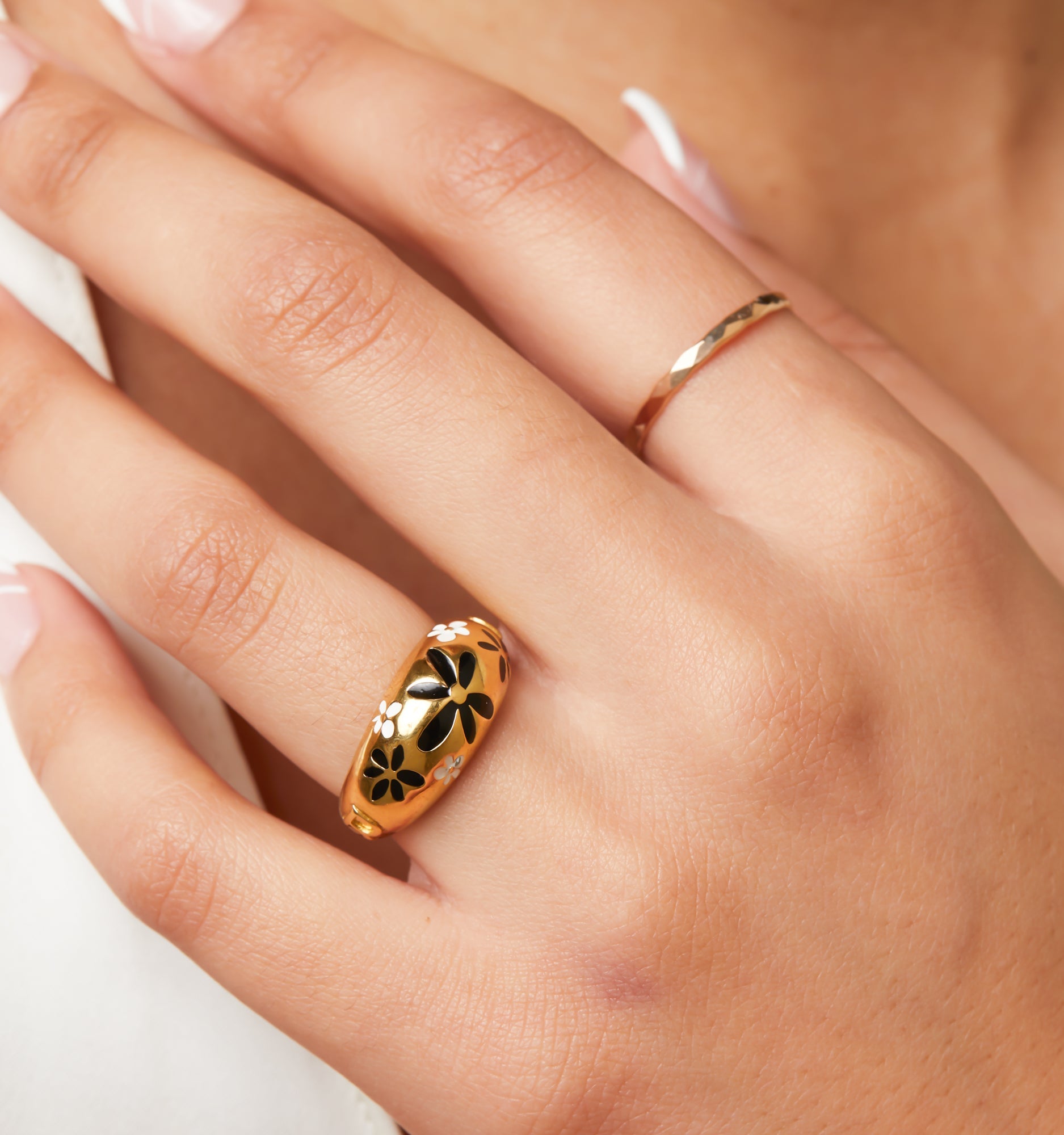 Flower Ring - Black And White
